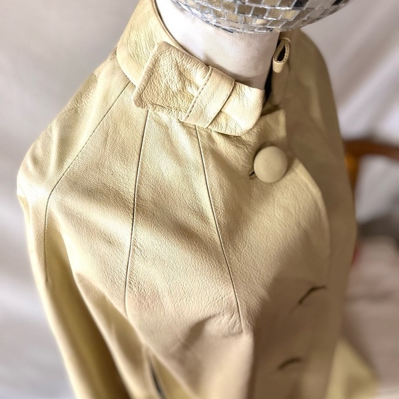 VINTAGE CREAM LEATHER CAPE - Picture 2 of 13